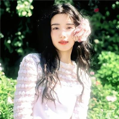 三个带面纱的女子